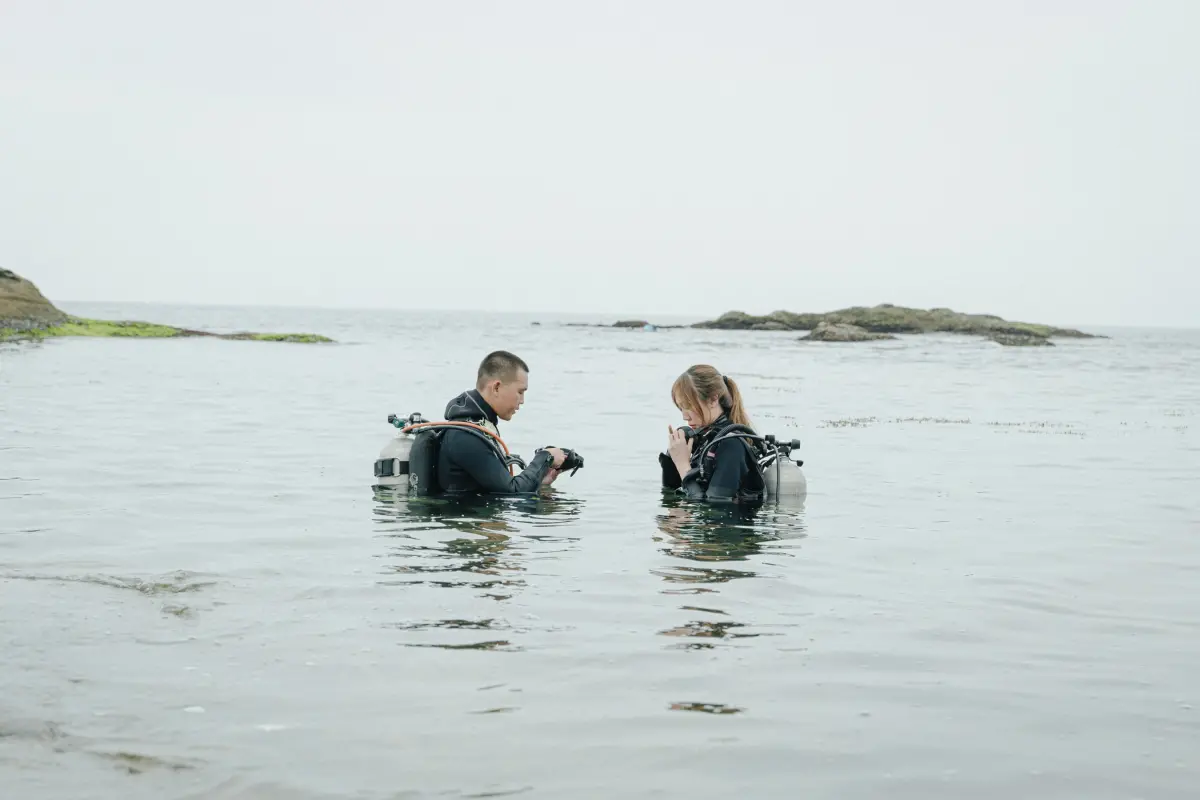 ▲老爺酒店集團2024年特別以「破框」為題，打造八條挑戰體能極限、勇氣及冒險的主題遊程，像是南港老爺行旅就推出「岬灣潛水考證團」。（圖／老爺酒店提供）