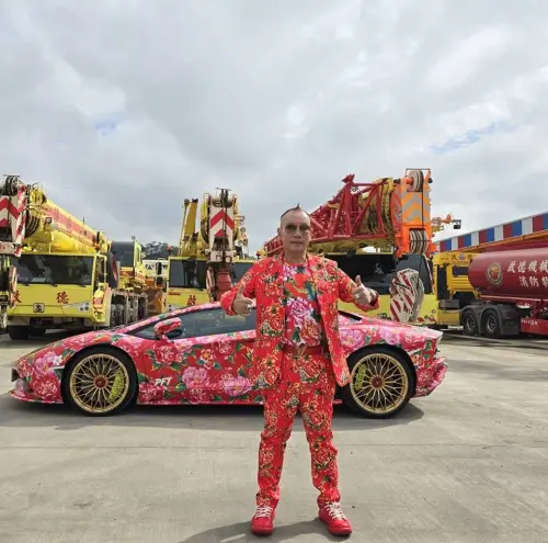 ▲竹北吊車大王胡漢龑超愛東北大花，曾砸20萬把千萬大牛超跑全車包膜東北大花，也穿著最愛的整套東北大花西裝一起亮相。（圖／翻攝胡漢龑臉書）