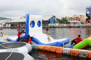 ▲大港造筏週邊也提供水上遊戲擴大市民參與水域活動。（圖／高市府運發局提供）