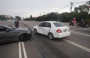 台中賓士失控暴衝！「無敵大迴轉」飛越分隔島　撞擊1車釀5傷送醫
