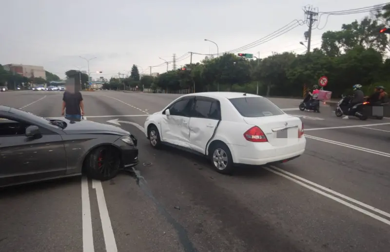 ▲24日下午，台中劉姓男子駕駛賓士車，迴轉時不慎失控暴衝，整台車繞了一圈飛越分隔島，最後撞上等停紅燈的白色小客車，共釀5人受傷送醫。（圖／翻攝畫面）　