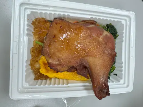 超商「超大骨腿+4菜」便當只賣99元!外食族嘆:比便當店便宜了