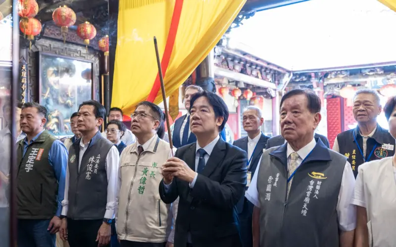 ▲賴清德今赴台南市台灣首廟天壇與下大道良皇宮參香、揭匾。(圖/總統府提供)