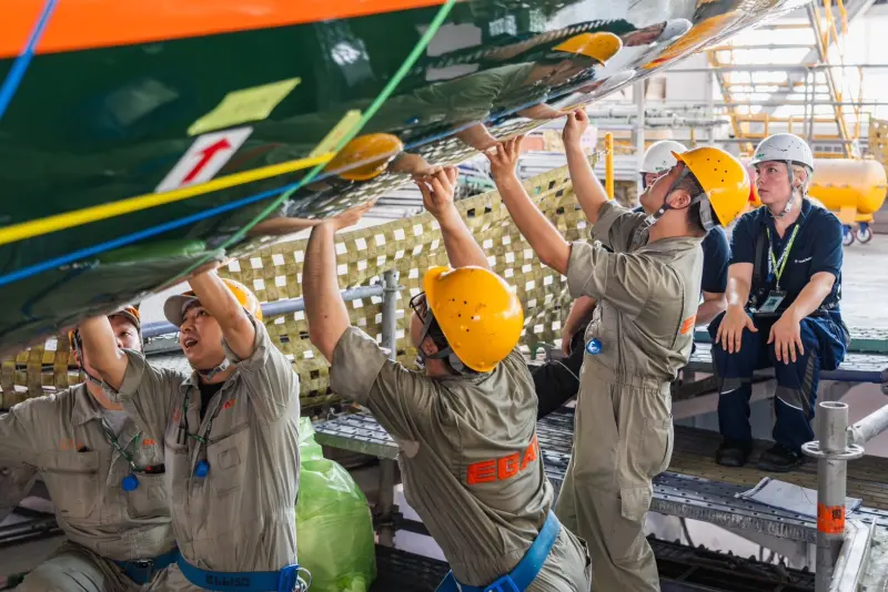 ▲長榮航太首次執行長榮航空777貨機仿生薄膜AeroSHARK黏貼工程，漢莎技術公司特別派遣德國工程師前來台灣進行技術交流。（圖／長榮航空）