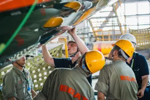 ▲長榮航太首次執行長榮航空777貨機仿生薄膜AeroSHARK黏貼工程，漢莎技術公司特別派遣德國工程師前來台灣進行技術交流。（圖／長榮航空）