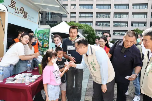 ▲為向民眾推廣水土保持的重要性，台南市長黃偉哲與在場參與「臺南400—農村水保探險趣．啟航派對」小朋友親切互動。（圖／南市府提供）