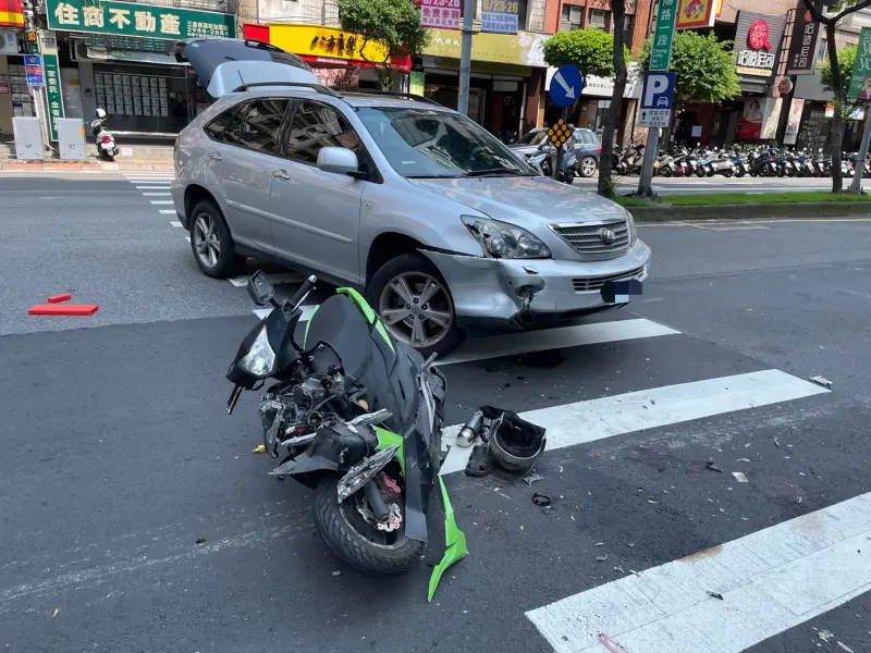 ▲曾男疑似迴轉時未注意來車，意外與傅姓機車騎士發生碰撞。（圖／翻攝畫面）