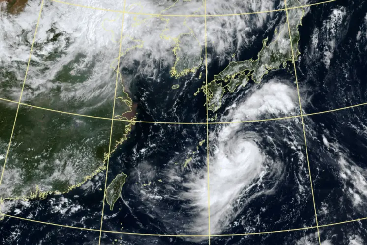 ▲珊珊颱風路徑持續朝日本前進，最近有減速、路徑向西調整趨勢，風雨將會影響至週末。（圖／中央氣象署）