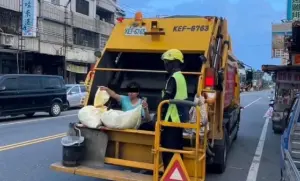 不爽遭破袋檢查！台東超商店長跳進垃圾車抗議　清潔隊員看傻眼
