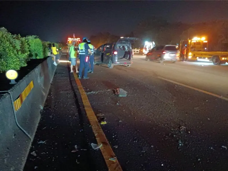 ▲林男駕駛砂石車沿路掉落砂土，導致後方12車連環撞。（圖／翻攝畫面）