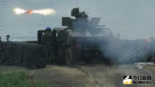 ▲陸軍「天馬操演」，Ｍ1167悍馬車發射拖式飛彈攻擊海上標靶。（圖／記者呂炯昌攝，2024.08.26）