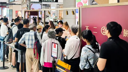 ▲台中蛋黃酥名店「不二糕餅」快閃台北，首日上千盒於半小時完售。（圖／翻攝自遠東百貨遠百信義A13 FB）