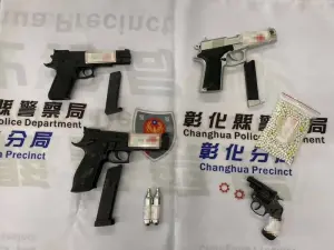 警方搜索扣押空氣槍2支(含彈匣)、火藥式左輪玩具槍1支、BB彈1包,另查扣瓦斯槍1支(含彈匣),並通知涉嫌開槍的2名男子到案說明。(圖/彰化警分局提供) ▲警方搜索扣押空氣槍2支(含彈匣)、火藥式左輪玩具槍1支、BB彈1包,另查扣瓦斯槍1支(含彈匣),並通知涉嫌開槍的2名男子到案說明。(圖/彰化警分局提供)
