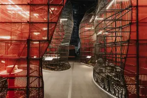 ▲1樓商展區旁「世代之間」及「價值的追求」2個展區,由東和鋼鐵的大型鋼鐵架構、源源鋼藝的生活小器,以及大量報紙的民主報攤,呈現2個鋼鐵產業在世代傳承間走出品牌特色。(圖/宜東文化提供) ▲1樓商展區旁「世代之間」及「價值的追求」2個展區,由東和鋼鐵的大型鋼鐵架構、源源鋼藝的生活小器,以及大量報紙的民主報攤,呈現2個鋼鐵產業在世代傳承間走出品牌特色。(圖/宜東文化提供)