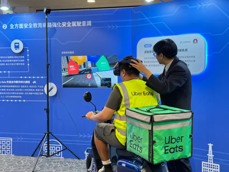 ▲Uber 今公布多項安全新功能，包含 VR 道路模擬騎乘課程，藉此提升防禦及安全駕駛的能力。（圖／記者周淑萍攝）