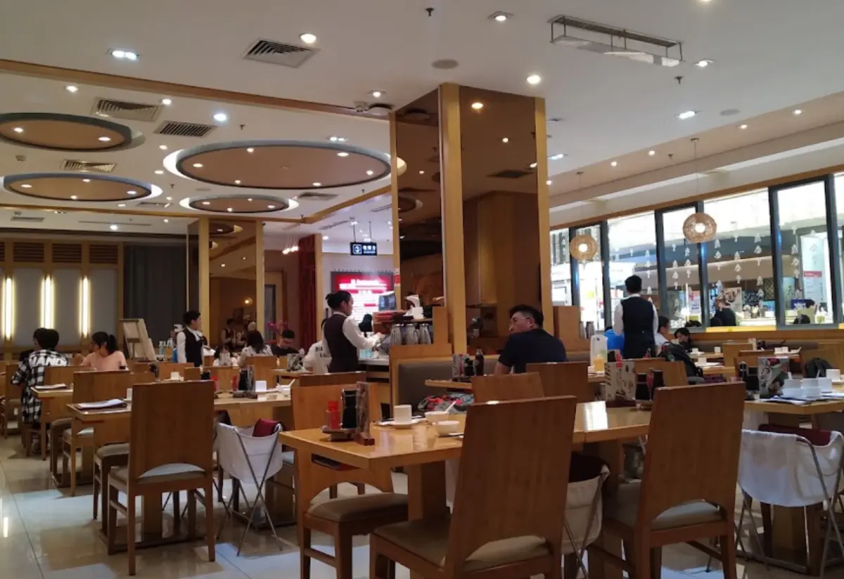 ▲58歲關姓男子今天（25日）上午在台中大遠百鼎泰豐餐廳用餐，突然昏迷失去呼吸心跳，經送醫搶救仍宣告不治。（圖／翻攝Google評論）