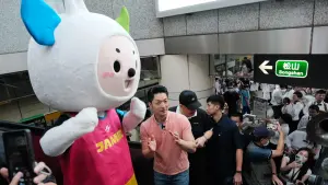 ▲台北市長蔣萬安搭乘限定版北捷爵士快線到捷運西門站，大跳搖擺舞，和民眾熱情自拍。（圖／記者黃文德翻攝）