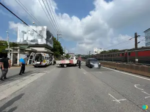 新北鶯歌驚悚車禍！無照男騎車載少女撞小貨車　2人噴飛骨折送醫
