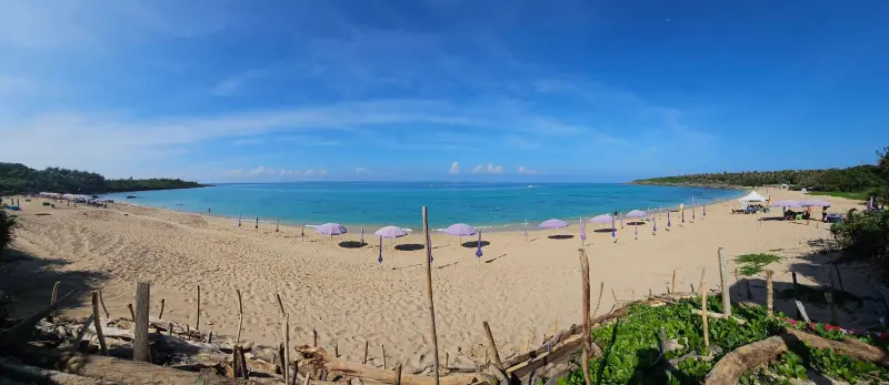 ▲墾丁沙灘滿滿陽傘，墾管處說，是業者為定位各自經營區域所設，對景觀影響不大。（圖／翻攝墾管處臉書）