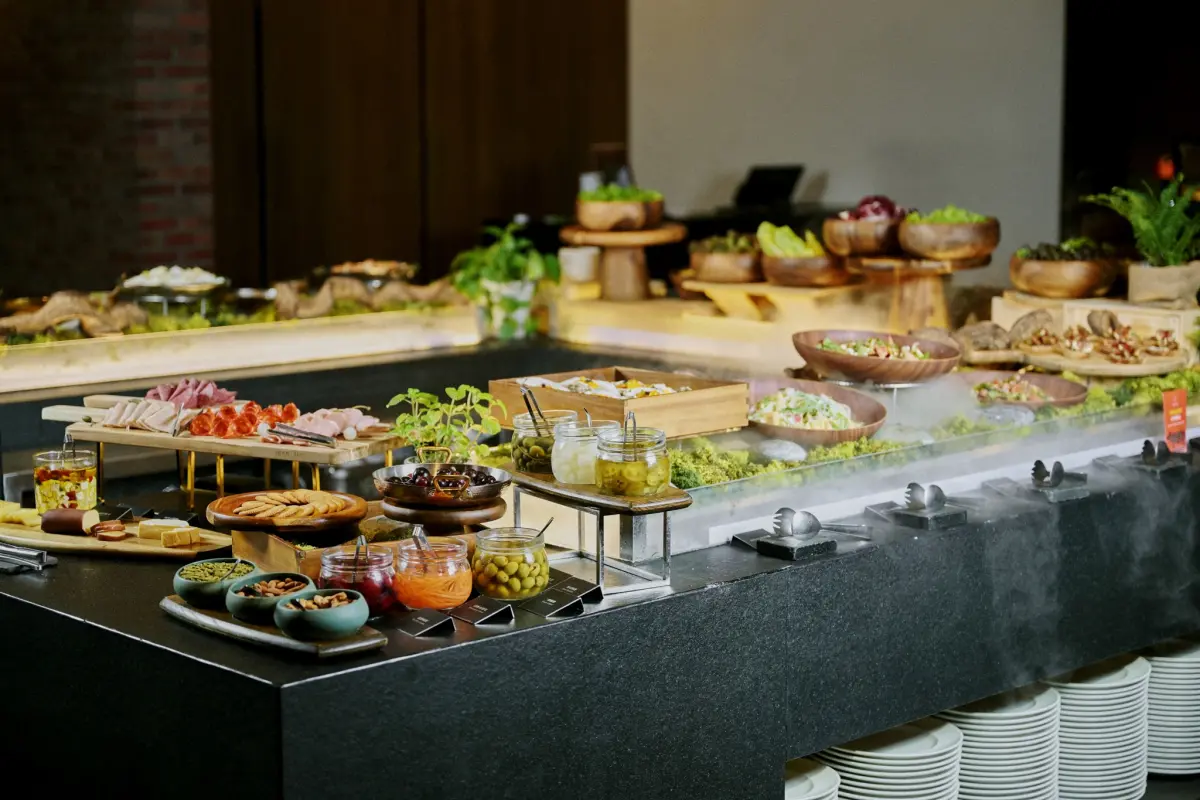 ▲台南晶英歡迎十週年，推出許多優惠活動，包含ROBINS鐵板燒饕客，若身份證字號有「1、0」、或名字發音同「壹零」，於9月14日、15日兩天可用10元加價自助式沙拉吧。（圖／台南晶英提供）