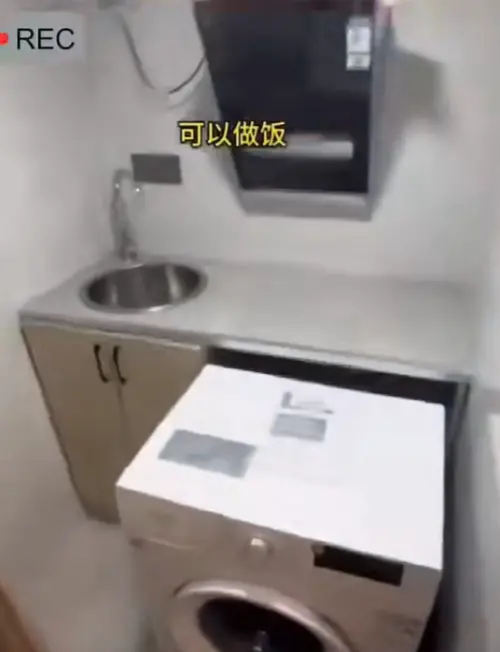 ▲廚房與洗衣間結合,備有電磁爐可料理,還有洗烘衣機,功能齊全。(圖/翻攝Dcard) ▲廚房與洗衣間結合,備有電磁爐可料理,還有洗烘衣機,功能齊全。(圖/翻攝Dcard)