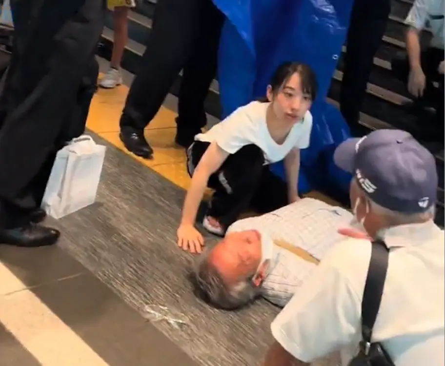 ▲日本東京車站21日一名老翁突然倒在站內大廳，現場一名甜美正妹協助救治，身分曝光竟是醫師兼女偶像「北村舞香」。（圖／翻攝自X）