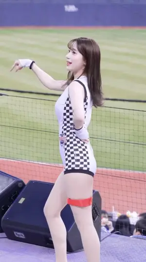 ▲李珠珢剛加入「KIA TIGERS CHEERLEADER」時,頭髮長度僅在肩下一點點位置。(圖/李珠珢IG) ▲李珠珢剛加入「KIA TIGERS CHEERLEADER」時,頭髮長度僅在肩下一點點位置。(圖/李珠珢IG)
