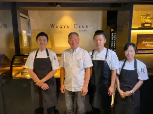 ▲鄧有癸（左二）今年才在台北東區開設WAGYU CLUB全和牛燒肉。（圖／記者蕭涵云攝）