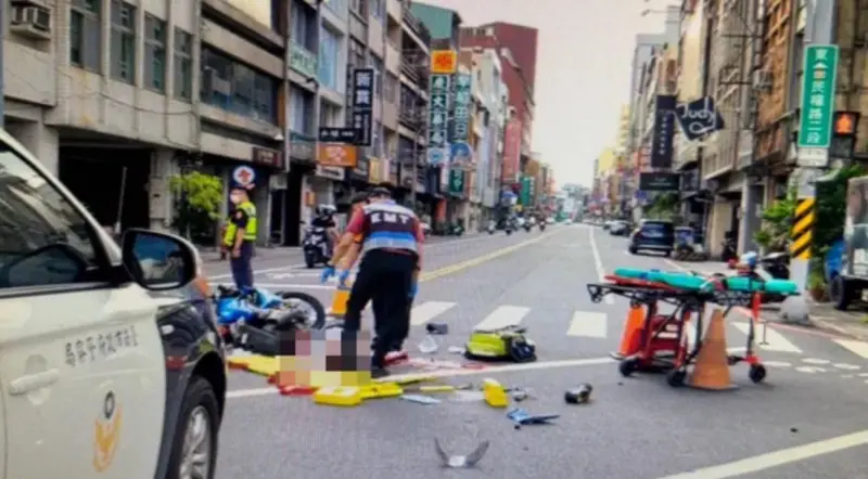 ▲本月23日，台南張姓男子騎車與計程車發生碰撞，不慎遭車窗碎裂的玻璃割破頸動脈，送醫搶救不治，張男的身分曝光，竟是台南知名老店「阿堂鹹粥」創辦人張春堂的長孫。（圖／翻攝畫面）　