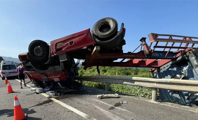 ▲台2線西濱公路今（27）日下午2時許發生一起車禍事故，一輛貨櫃車疑因機械故障翻覆。（圖／翻攝畫面）