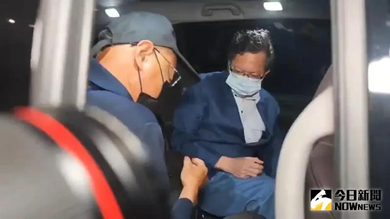 ▲鄭文燦2800萬元交保後快步上車。(圖/攝影中心)