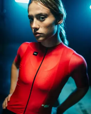來自西班牙現年21歲的Fiona Pinar Batalla是短跑選手,2022年因滑雪意外,導致脛骨和腓骨骨折 ▲來自西班牙現年21歲的Fiona Pinar Batalla是短跑選手,2022年因滑雪意外,導致脛骨和腓骨骨折。(圖/Fiona Pinar Batalla IG)