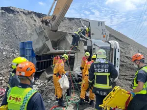 ▲警消獲報後，立刻出動大批人馬前往砂石場救援。（圖／翻攝畫面）