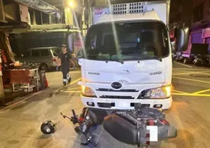 板橋深夜車禍！小貨車路口撞翻機車釀2傷　24歲女乘客頭重創昏迷
