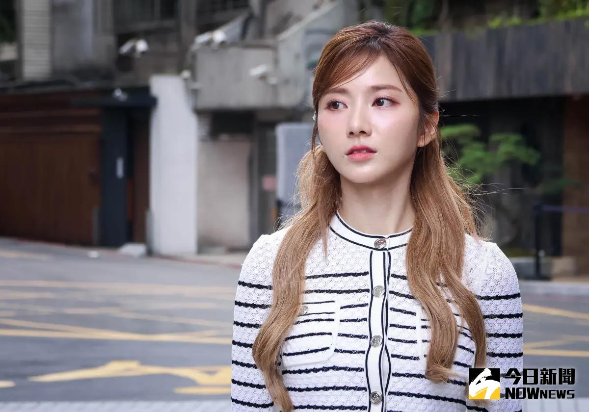 ▲「豆花妹」蔡黃汝名字中的「黃」，其實是奶奶的姓氏，前陣子她帶媽媽出去玩，媽媽一封訊息讓她看了傻眼，笑虧「太矯情了」。（圖／記者朱永強攝）