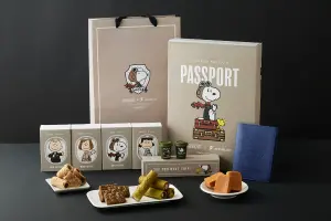 星宇航空 x SNOOPY 中秋限定聯名「星探遨遊禮盒」,多款航點代表口味點心、紅茶粉、皮革護照套、送禮提袋,中秋送禮或收藏皆宜(圖片來源:SUNFRIEND MOUTH提供) ▲星宇航空 x SNOOPY 中秋限定聯名「星探遨遊禮盒」,多款航點代表口味點心、紅茶粉、皮革護照套、送禮提袋,中秋送禮或收藏皆宜(圖片來源:SUNFRIEND MOUTH提供)