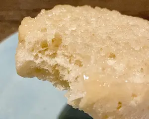 全球唯一!米其林一星冰淇淋MINIMAL台中直擊 -196℃起吃7種溫度 ▲Arvin將氮氣打入裝有野薑花香清酒的容器裡,使之結構澎發便直接凍成-40℃冰封起來,才上桌一會兒表面冰晶就融化如裹上糖漿,內部還看得見冰的紋理。(圖/記者蕭涵云攝)