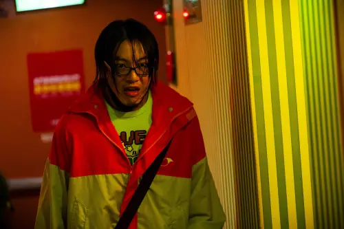 ▲許光漢《正港分局》高唱「瑪爾濟斯之歌」超洗腦笑場！小隊長王淨對戲：很像小學生。（圖／Netflix提供）