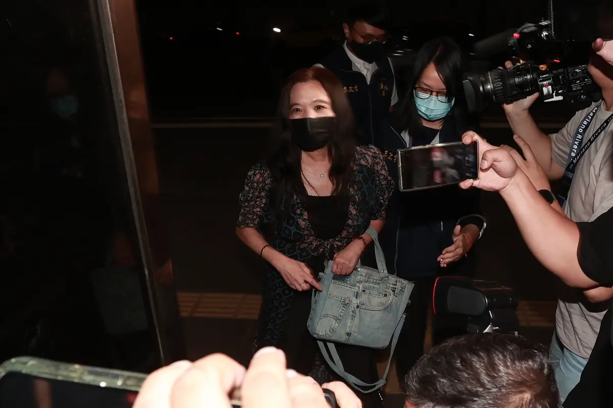 ▲應曉薇被檢廉帶離辦公室時，強調「身正不怕影子斜」，稍早應曉薇被帶往北檢複訊。（圖／Nownews）