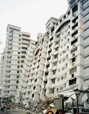 ▲戴雲發觀察921大地震倒塌的建築後發現，有高達99%的建築都有1樓軟腳現象。（圖／戴雲發提供）