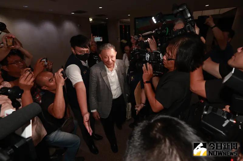 ▲稍早威京集團二度發聲明稿，感謝各界對集團各事業體及沈慶京主席的關心，全案靜待司法調查。圖為沈慶京28日赴北檢複訊。（圖／記者葉政勳攝）