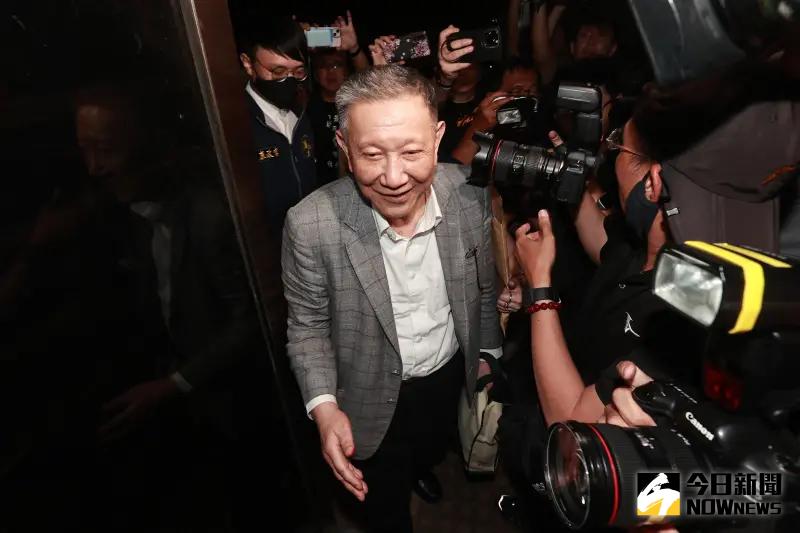 ▲沈慶京、應曉薇及其男友王尊侃等人晚間陸續抵達地檢署。（圖／NOWnews葉政勳攝影2024.08.28）