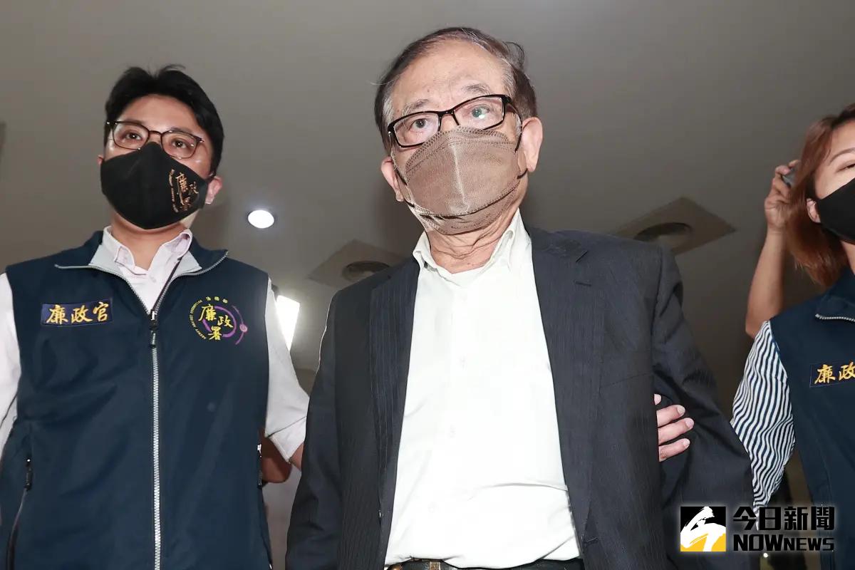 ▲檢調偵辦京華城案，28日深夜11時許，京華城董事長陳玉坤赴北檢複訊，他面戴口罩低調進入，面對媒體不發一語。（圖／NOWnews葉政勳攝影2024.08.28）