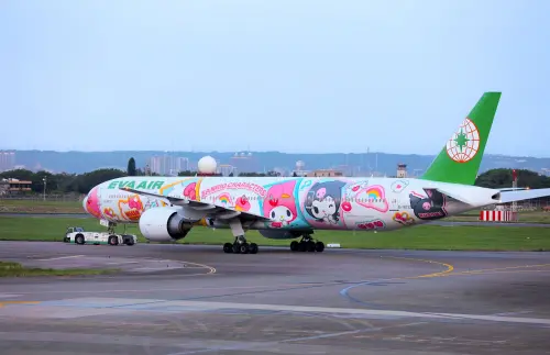 ▲長榮航空今年與三麗鷗公司合作，將推出三架全新的Hello Kitty彩繪機，率先亮相為首架「閨蜜機」。（圖／長榮航空提供）