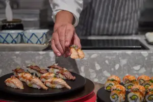 小福利麻辣鍋的自助餐檯上還有炙燒握壽司,同樣可無限吃。(圖/饗賓集團提供) ▲小福利麻辣鍋的自助餐檯上還有炙燒握壽司,同樣可無限吃。(圖/饗賓集團提供)