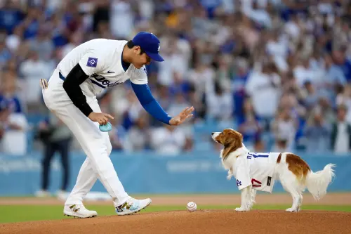 ▲大谷翔平與愛犬Decopin完成史上最萌開球。（圖／美聯社／達志影像）