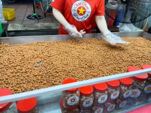陽東夜市販售的炒花生攤販。(圖/記者賴正琳攝於2024.08.28) ▲陽東夜市販售的炒花生攤販。(圖/記者賴正琳攝於2024.08.28)