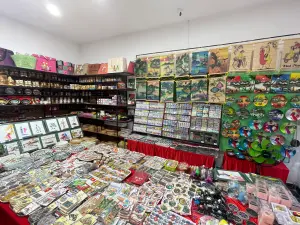 不想買食物的旅客也可以買編織包和其他紀念品。(圖/記者賴正琳攝於2024.08.28) ▲不想買食物的旅客也可以買編織包和其他紀念品。(圖/記者賴正琳攝於2024.08.28)