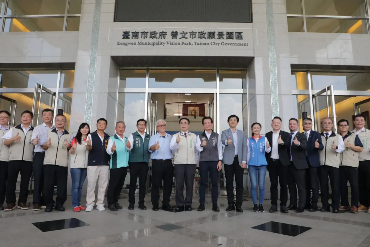 ▲台南市第三處市政中心「曾文市政願景園區」今揭牌啟用，台南市長黃偉安哲主持典禮時表示，曾文願景園區啟用可望同時帶動麻豆及曾文區發展。（圖／南市府提供）
