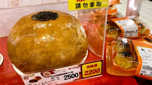 ▲大潤發推出巨無霸蛋黃酥。(圖/記者黃韻文攝) ▲大潤發推出巨無霸蛋黃酥。(圖/記者黃韻文攝)